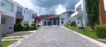Casa en San Juan de Cumbayá: 3 dorm, estudio y pergola en conjunto seguro