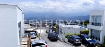 Casa en San Juan de Cumbayá: 3 dorm, estudio y pergola en conjunto seguro