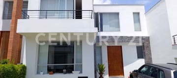 Casa en San Juan de Cumbayá: 3 dorm, estudio y pergola en conjunto seguro