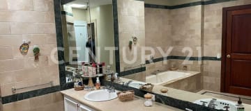 Casa de lujo en El Condado: 3 hab con baño privado y patio interno