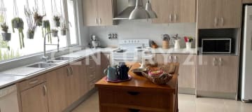 Casa de lujo en El Condado: 3 hab con baño privado y patio interno