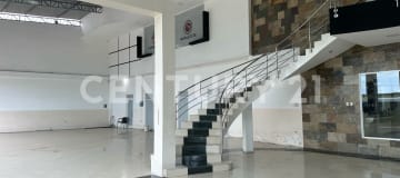 Galpón comercial de 1,038m² en Manta - Ideal para exhibición y almacén