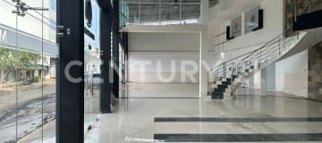Galpón comercial de 1,038m² en Manta - Ideal para exhibición y almacén