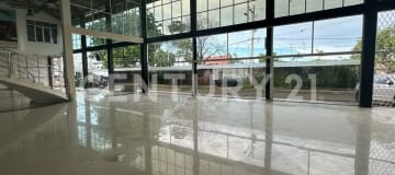 Galpón comercial de 1,038m² en Manta - Ideal para exhibición y almacén