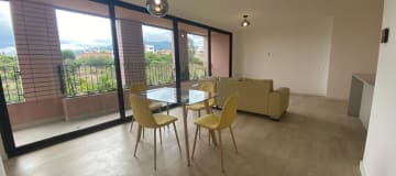 IR Renta Suite amoblada con balcón. Increíble Vista. .Piso 6. – Cumbayá. Proyecto Botániqo.