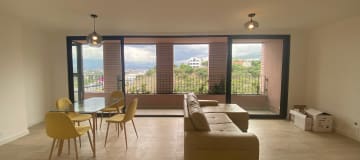 IR Renta Suite amoblada con balcón. Increíble Vista. .Piso 6. – Cumbayá. Proyecto Botániqo.