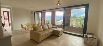 IR Renta Suite amoblada con balcón. Increíble Vista. .Piso 6. – Cumbayá. Proyecto Botániqo.