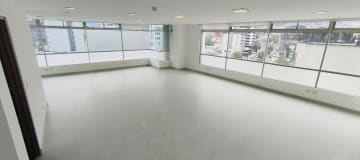 Renta Oficina esquinera 82m2. 2 parqueos. Av Orellana y 6 de diciembre. Edif. Alisal de Orellana.