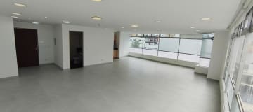 Renta Oficina esquinera 82m2. 2 parqueos. Av Orellana y 6 de diciembre. Edif. Alisal de Orellana.