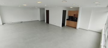 Renta Oficina esquinera 82m2. 2 parqueos. Av Orellana y 6 de diciembre. Edif. Alisal de Orellana.