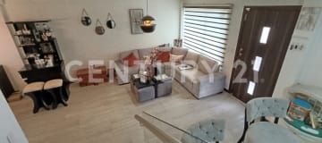 Casa en El Condado con 3 dormitorios, patio apergolado y terraza