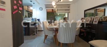 Casa en El Condado con 3 dormitorios, patio apergolado y terraza