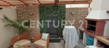 Casa en El Condado con 3 dormitorios, patio apergolado y terraza