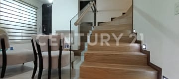 Casa en El Condado con 3 dormitorios, patio apergolado y terraza