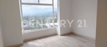 Casa 3 pisos en Cumbayá, conjunto privado con vista