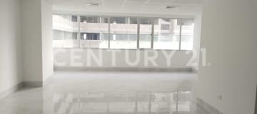 Oficina 53m² en Titanium con parqueo privado