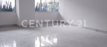Oficina 53m² en Titanium con parqueo privado