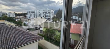 Suite amplia en Quito Tenis con 3 parqueaderos y jacuzzi