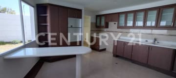 Casa 2 pisos: 3 dormitorios, jacuzzi y garaje en zona comercial