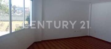 Casa 2 pisos: 3 dormitorios, jacuzzi y garaje en zona comercial