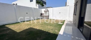 Casa de estreno en Samborondón, 4 dormitorios y patio amplio