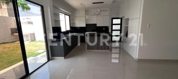 Casa de estreno en Samborondón, 4 dormitorios y patio amplio