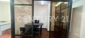 Oficina amoblada de 80 m² en zona comercial con recepción