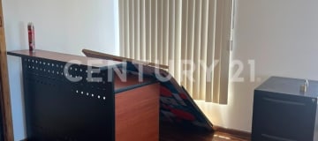 Oficina amoblada de 80 m² en zona comercial con recepción