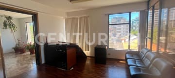 Oficina amoblada de 80 m² en zona comercial con recepción