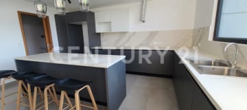 Depto 3 dorms, 175m2 con parqueos y bodega
