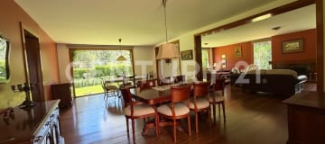Casa 1 planta: 2 dorms, chimenea y jardines en urb exclusiva