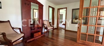 Casa 1 planta: 2 dorms, chimenea y jardines en urb exclusiva