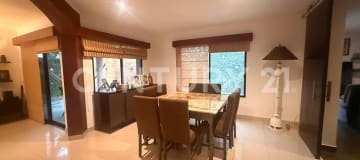 Casa clásica de 220m² con piscina en urbanización premium - 305m² terreno