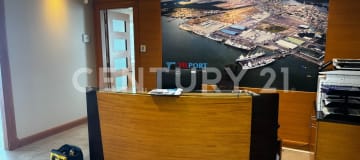 Oficina 246m² en Kennedy Norte, alquiler con 3 parqueos