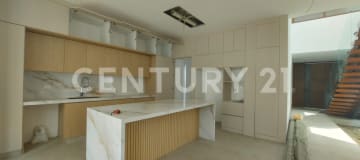 Casa de estreno en Isa Celeste con 4 dormitorios y cocina moderna