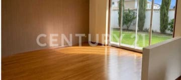 Casa independiente de 413m² con patio y BBQ en urbanización