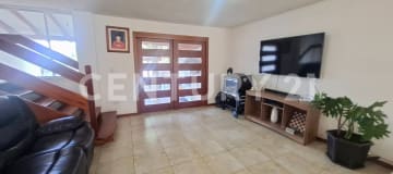 Casa esquinera en Prados del Río, Sangolquí - 5 dormitorios