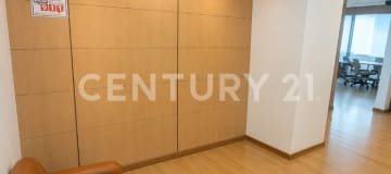 Venta oficina 340m² con bodega y 5 parqueaderos en edificio corporativo