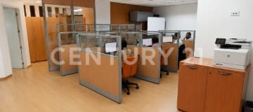 Venta oficina 340m² con bodega y 5 parqueaderos en edificio corporativo