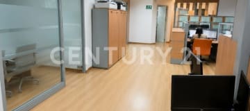 Venta oficina 340m² con bodega y 5 parqueaderos en edificio corporativo