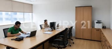 Venta oficina 340m² con bodega y 5 parqueaderos en edificio corporativo