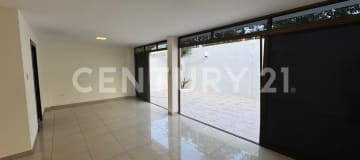 Casa de 4 hab con baño privado, AC y áreas sociales en urb. privada