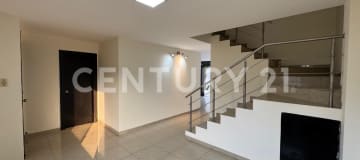 Casa de 4 hab con baño privado, AC y áreas sociales en urb. privada