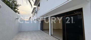 Casa de 4 hab con baño privado, AC y áreas sociales en urb. privada