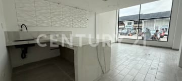 Local 96m² en Riocentro Los Ceibos: Alquiler $1.980 USD