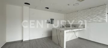 Local 96m² en Riocentro Los Ceibos: Alquiler $1.980 USD