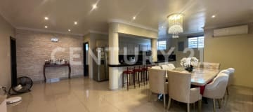 Casa multifamiliar en Sur de Guayaquil con 9 A/C y seguridad