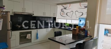 Hogar familiar de 3 pisos con terraza y garaje en 200m²