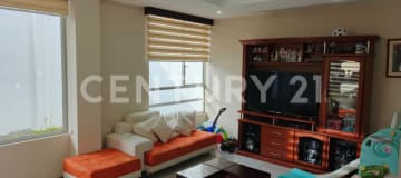 Hogar familiar de 3 pisos con terraza y garaje en 200m²