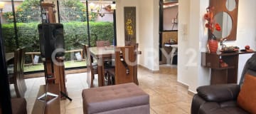 Vendo casa 3 pisos, 3 hab. en Tumbaco con piscina y parqueadero